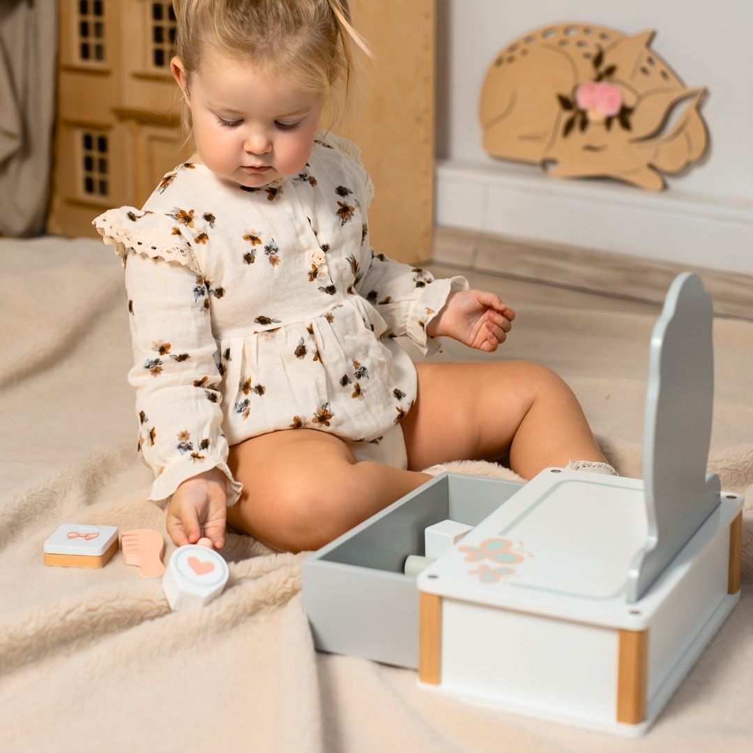 Lesena otroška toaletna mizica z dodatki