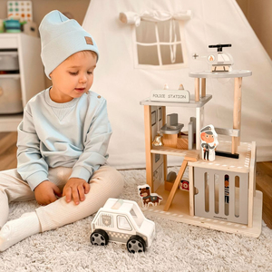 Lesena policijska postaja z dodatki