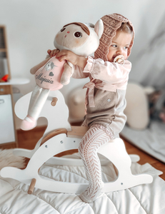 Leseni gugalni konjiček - bel - od 12 mesecev.