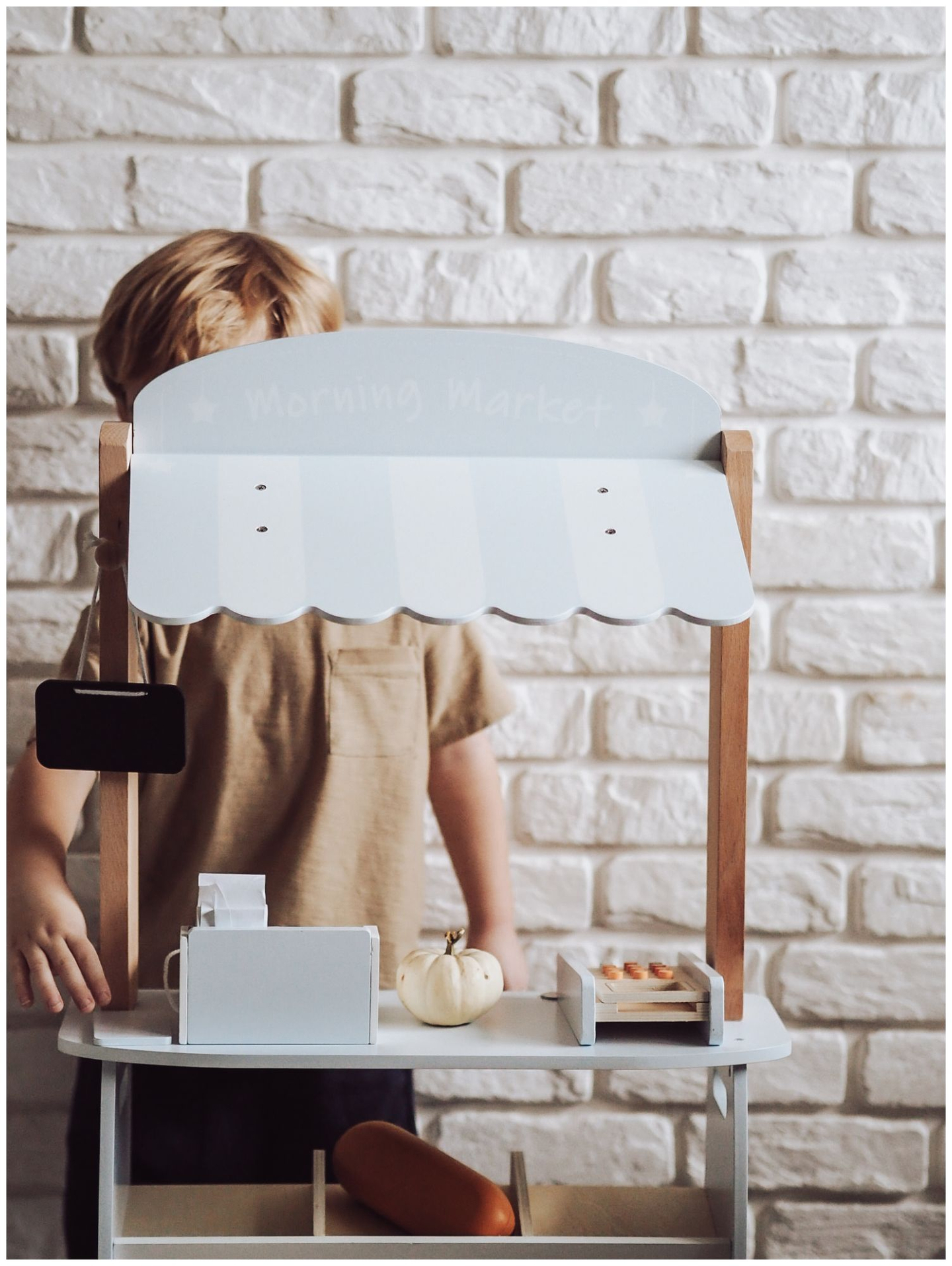 Trgovina z zelenjavo - lesena stojnica z zaboji, blagajno in terminalom