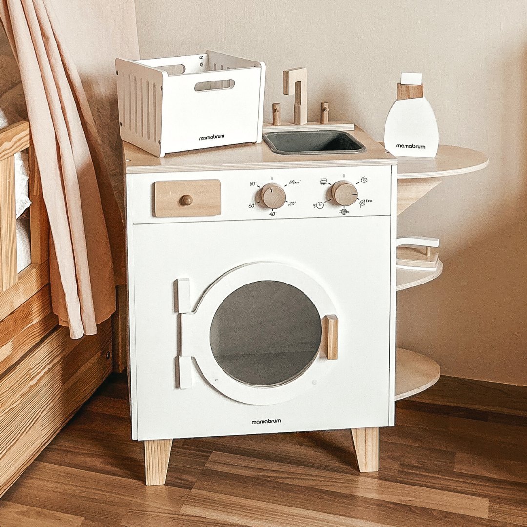 Leseni pralni stroj z likalnikom, košaro in pralno tekočino