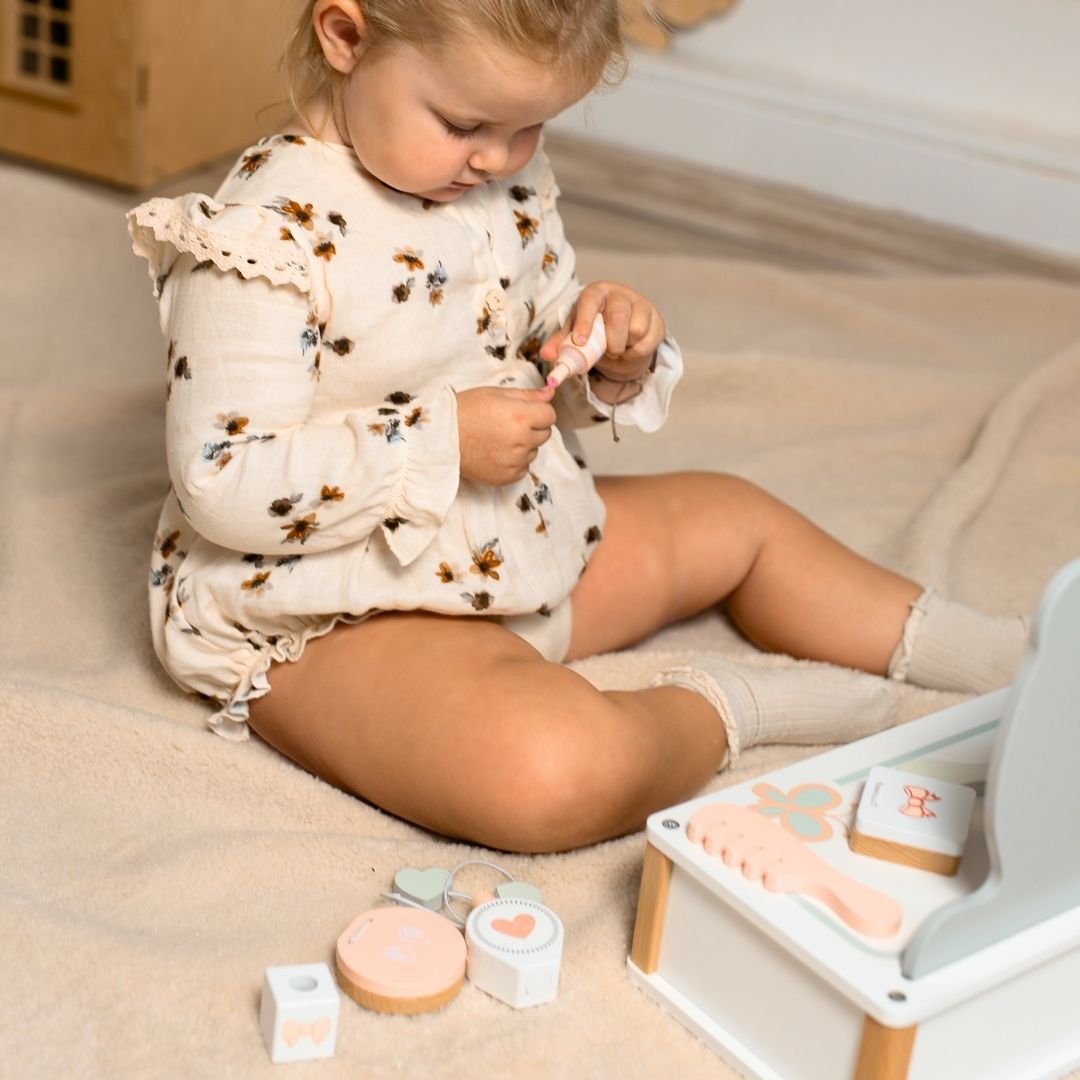 Lesena otroška toaletna mizica z dodatki