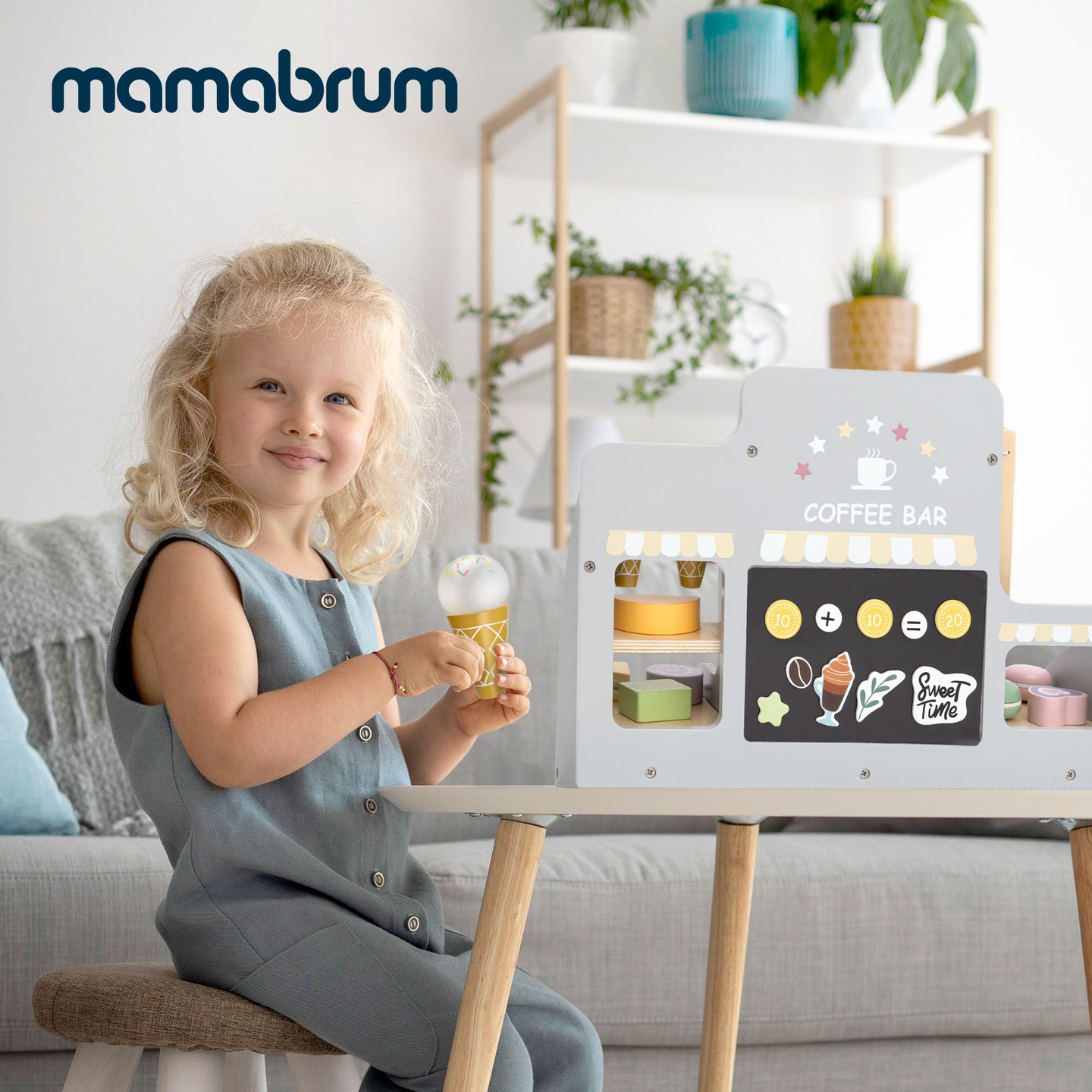 Velika lesena sladoledarna z magnetno tablo, aparatom za kavo ter setom za sladoled in sladice - več kot 70 kosov!