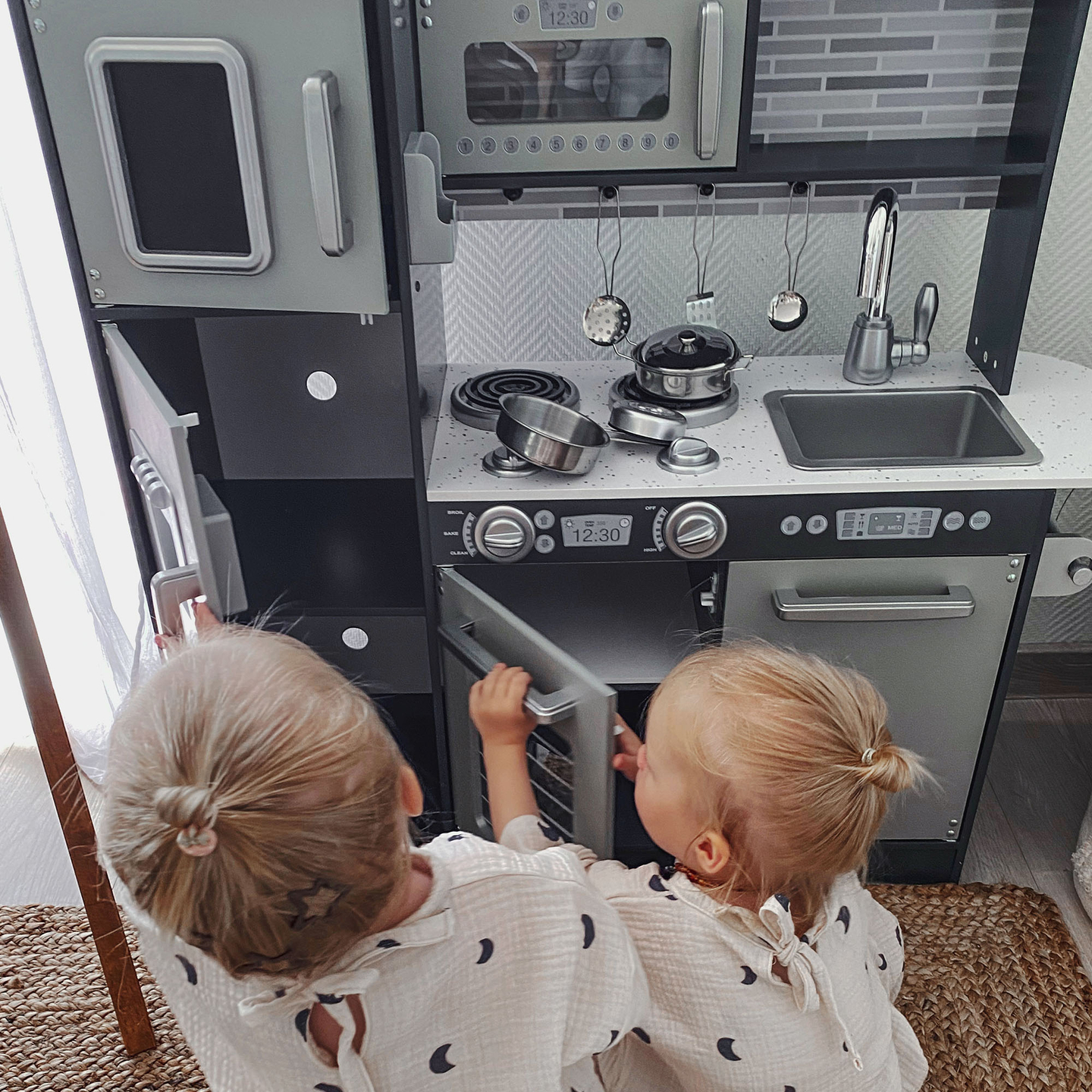 XXL lesena kuhinja z LED osvetlitvijo, predpasnikom in dodatki