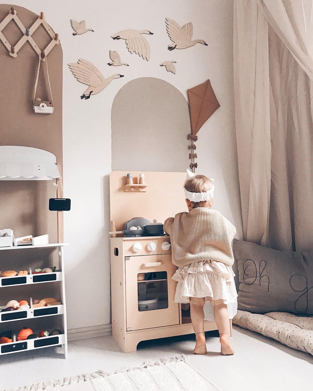 Lesena kuhinja s predpasnikom, dodatki in razsvetljavo LED