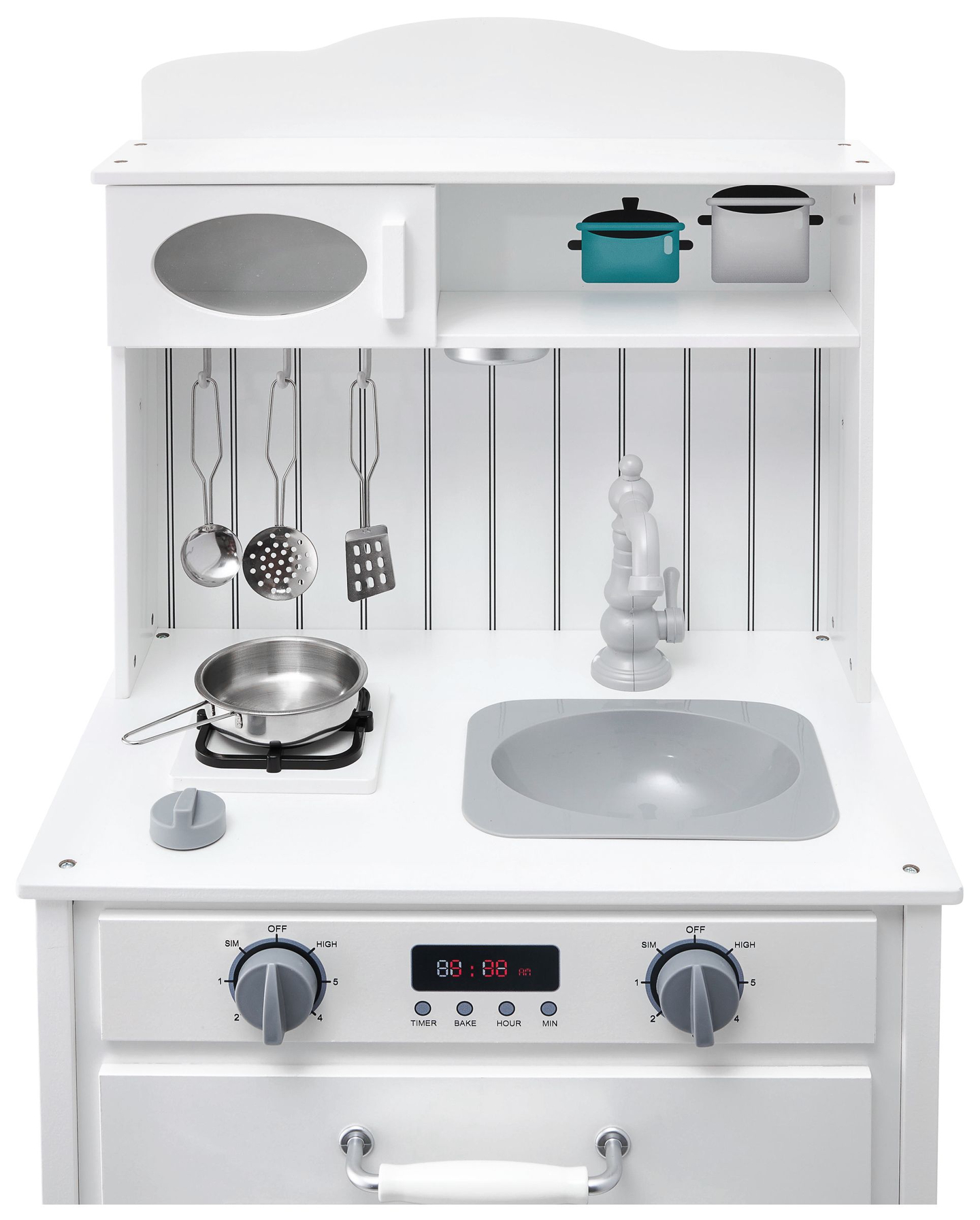 Bela lesena kuhinja s predpasnikom, dodatki in svetilko LED