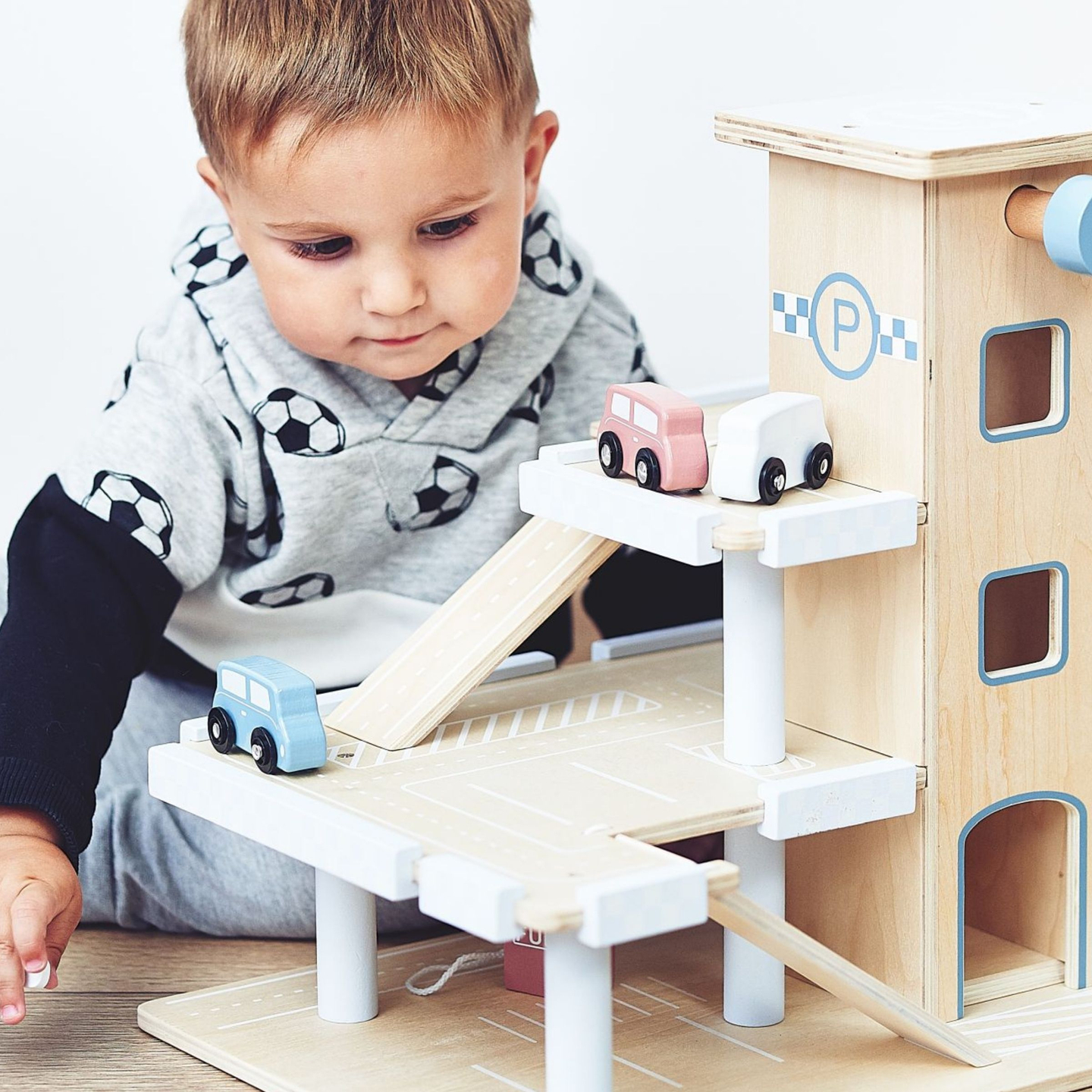 Leseno trinadstropno parkirišče z dvigalom - garaža za avtomobile in helikopter