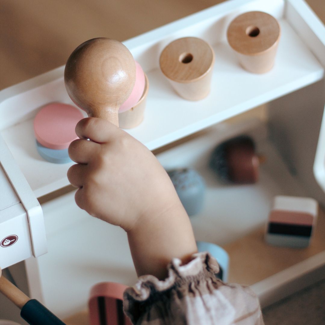 Lesena sladoledarna s kavnim avtomatom - kavarna z dodatki