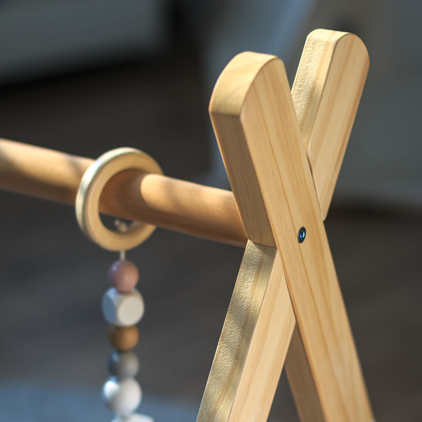 Baby Gym leseno izobraževalno stojalo - bela barva