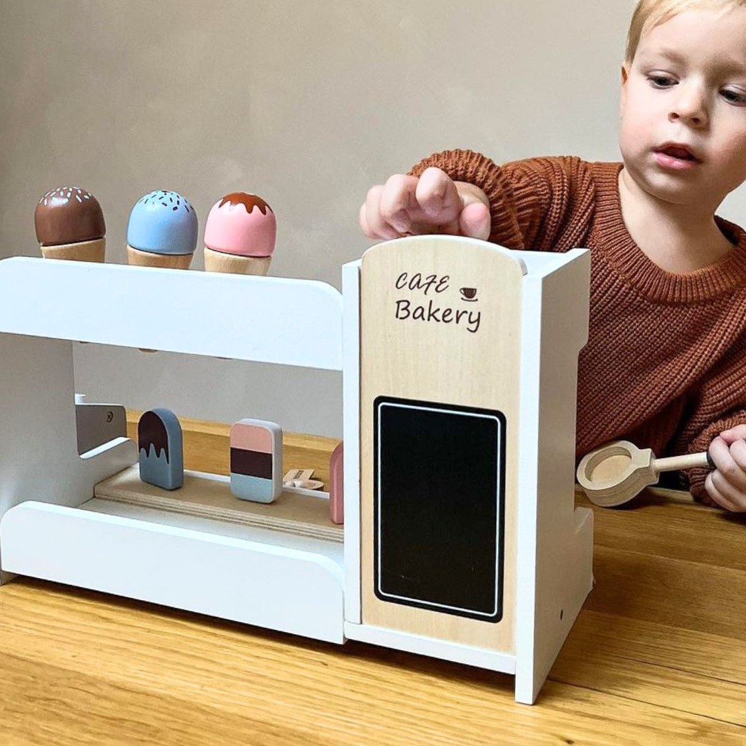 Lesena sladoledarna s kavnim avtomatom - kavarna z dodatki