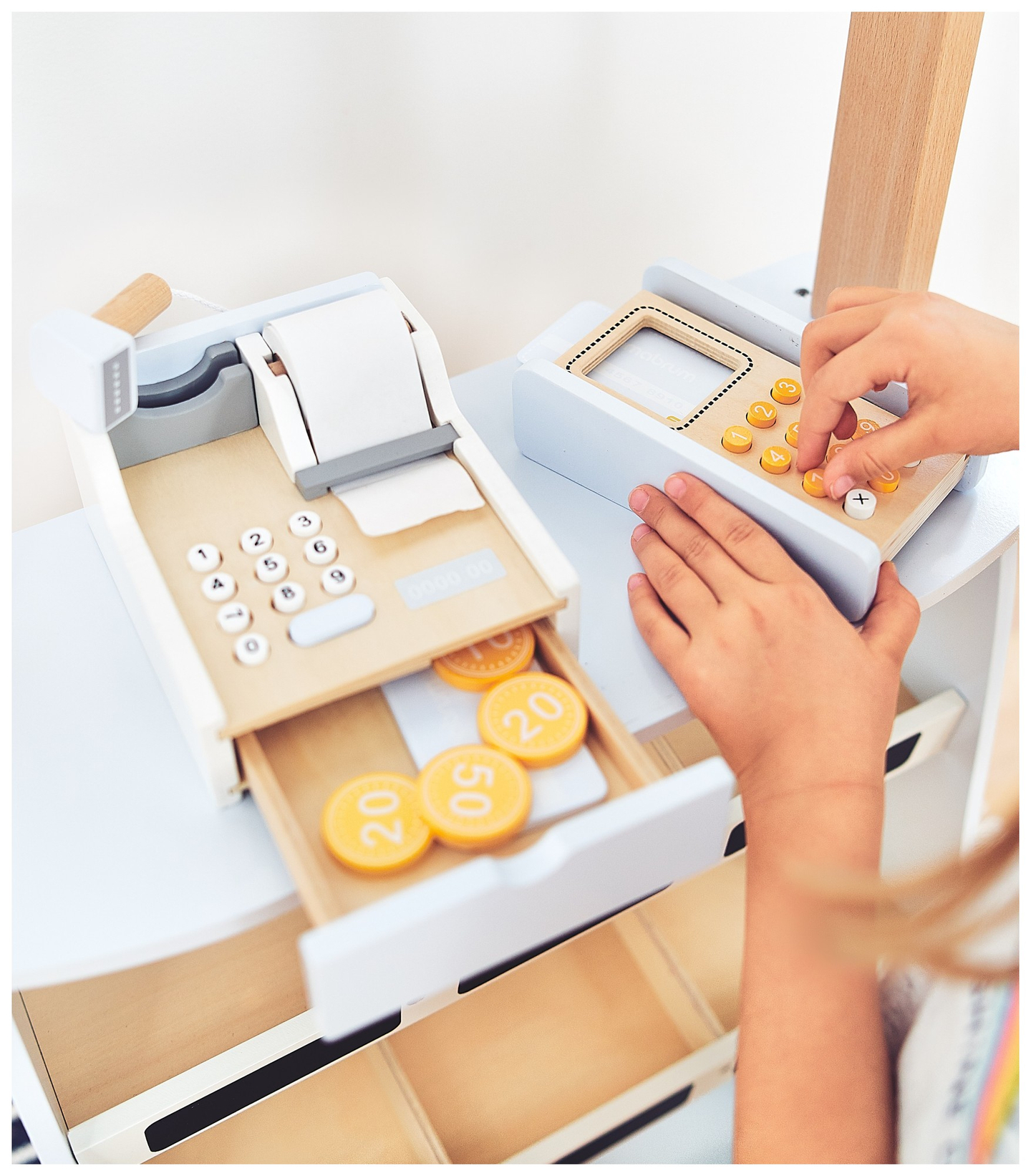 Trgovina z zelenjavo - lesena stojnica z zaboji, blagajno in terminalom