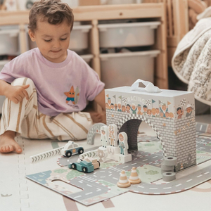 Magnetni kovček z dirkališčem, lesenimi vozili in cestnimi dodatki