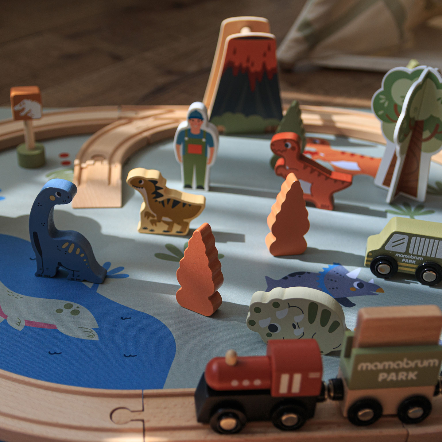 Lesen vlak Dino Park z nedrsečo podlogo - dinozavri, vlak, tiri, vulkan, zvonec