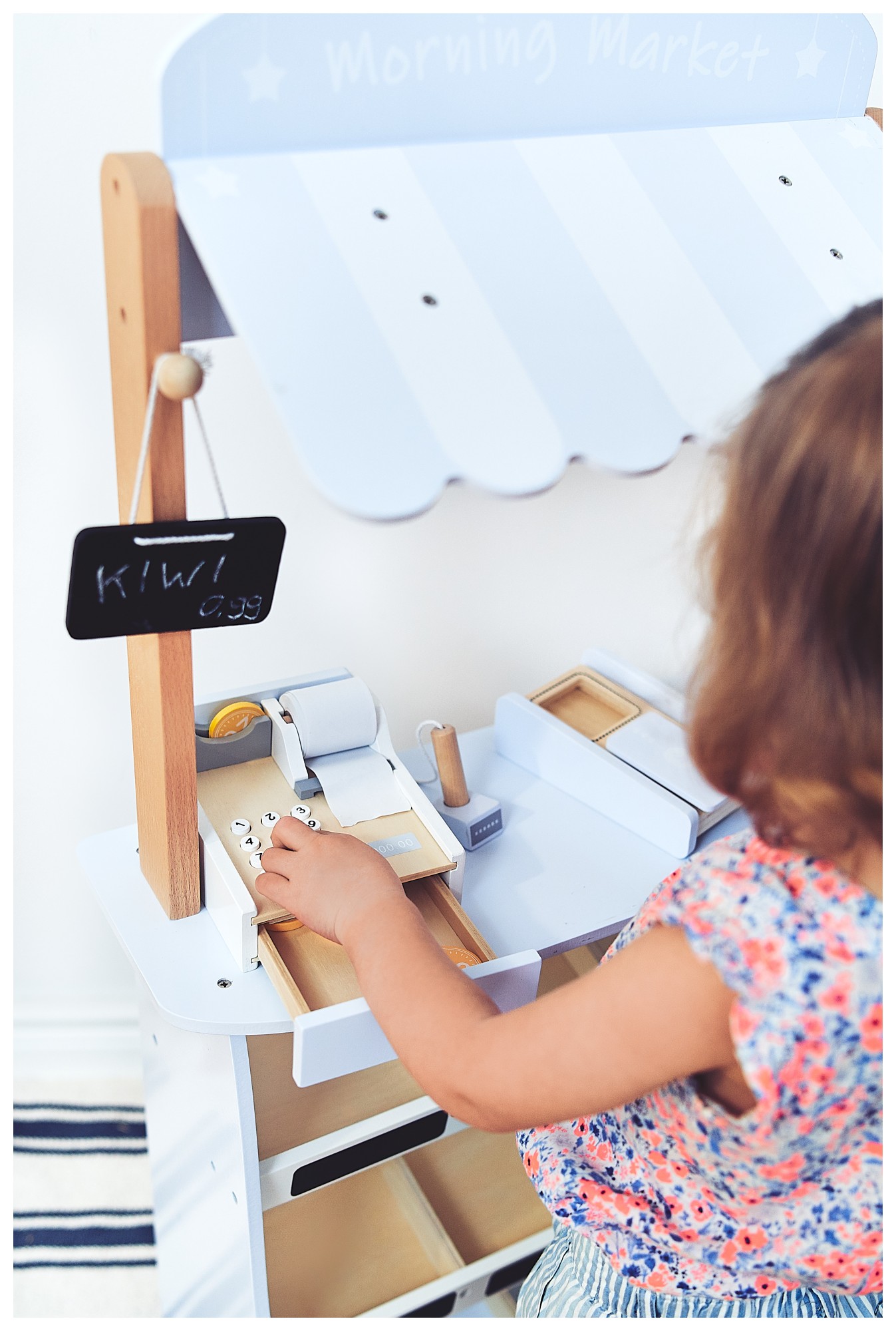 Trgovina z zelenjavo - lesena stojnica z zaboji, blagajno in terminalom