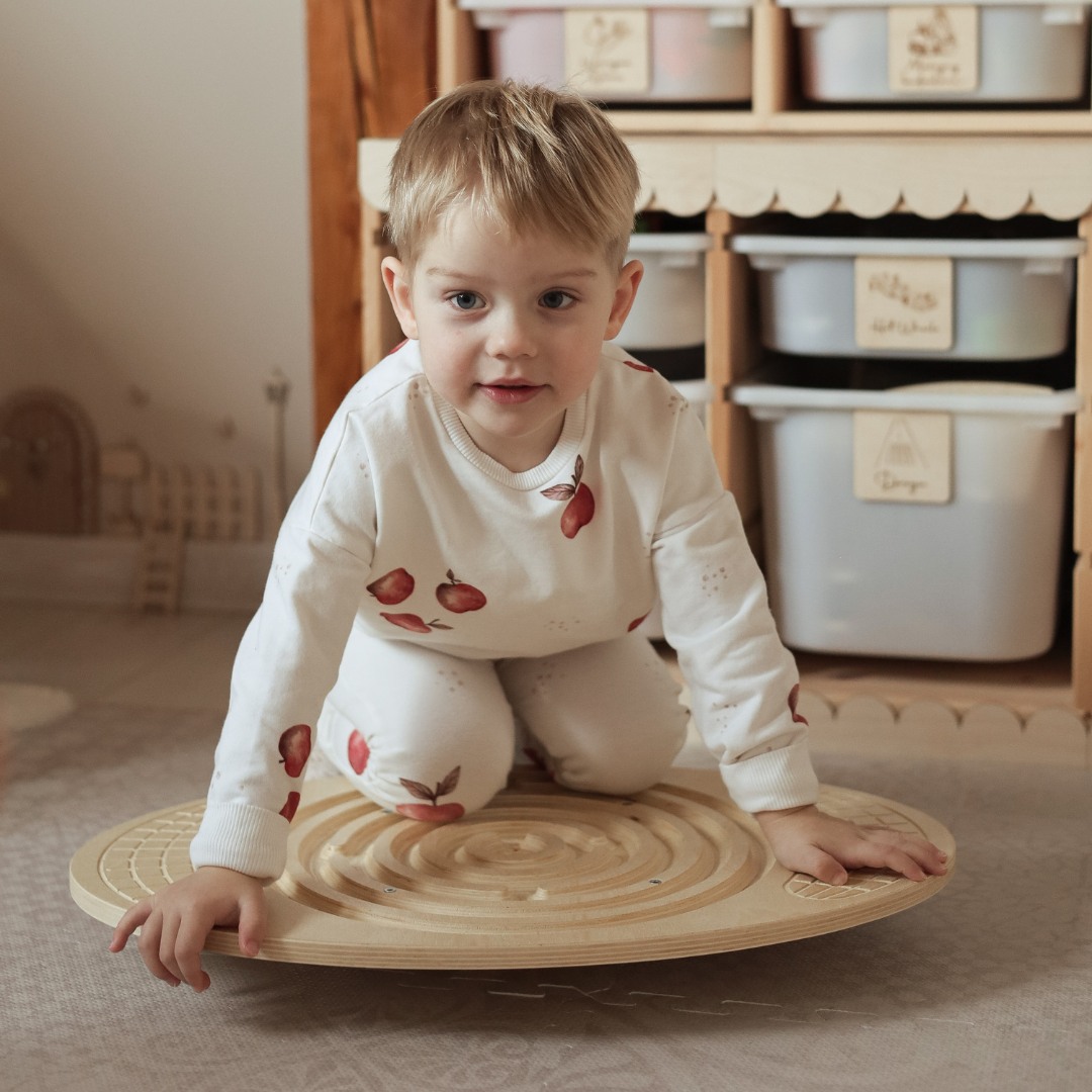 Lesena ravnotežna deska z labirintom in žogicami - ravnotežna gugalnica