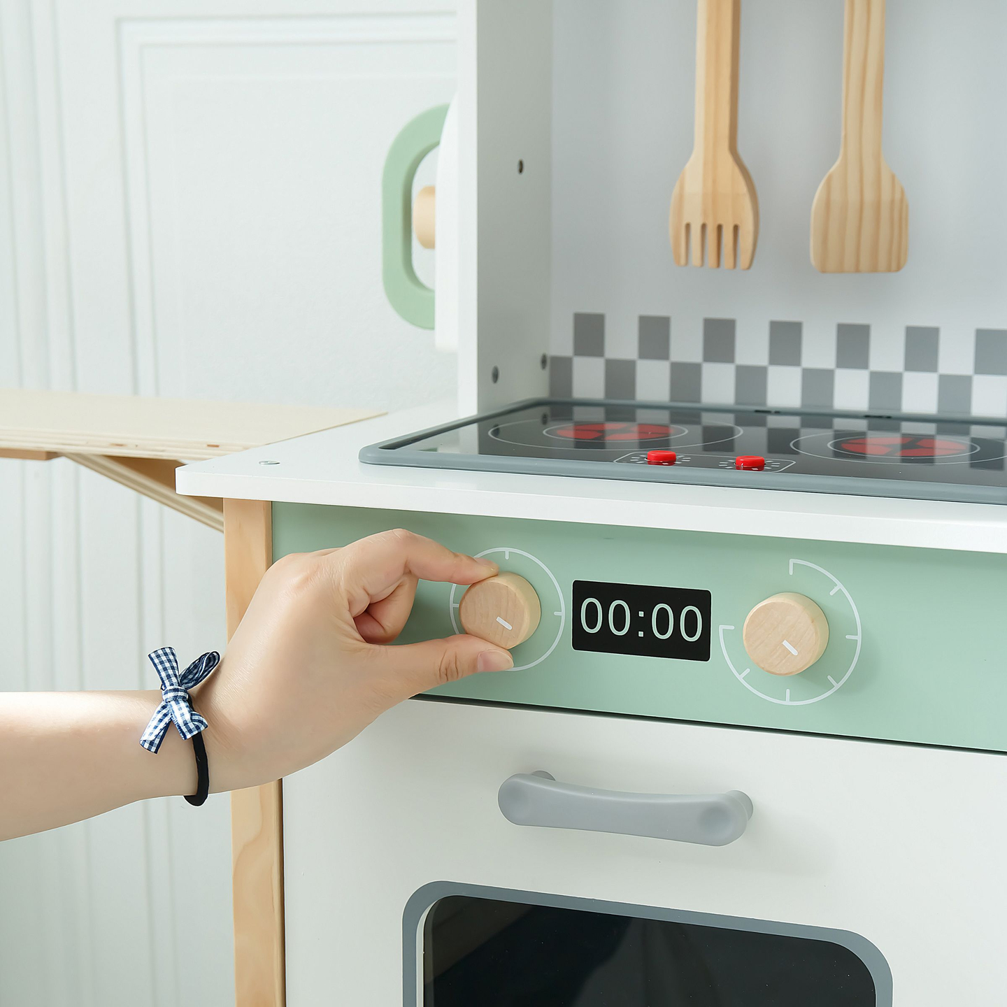 Interaktivna kuhinja s pralnim strojem, pomivalnim strojem in tablo