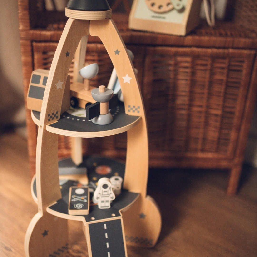 Velika lesena vesoljska raketa z dodatki