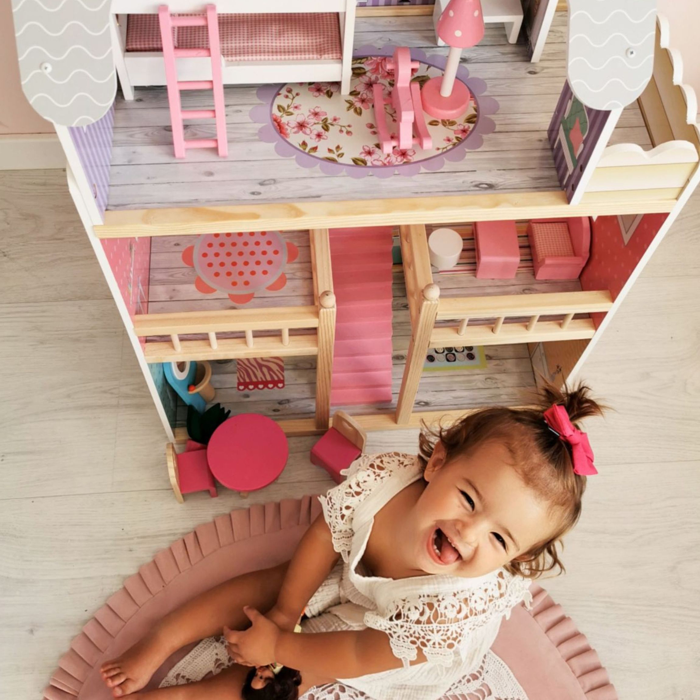 Velika lesena 3-nadstropna hiša za punčke s teraso, pohištvenim kompletom in LED osvetlitvijo!