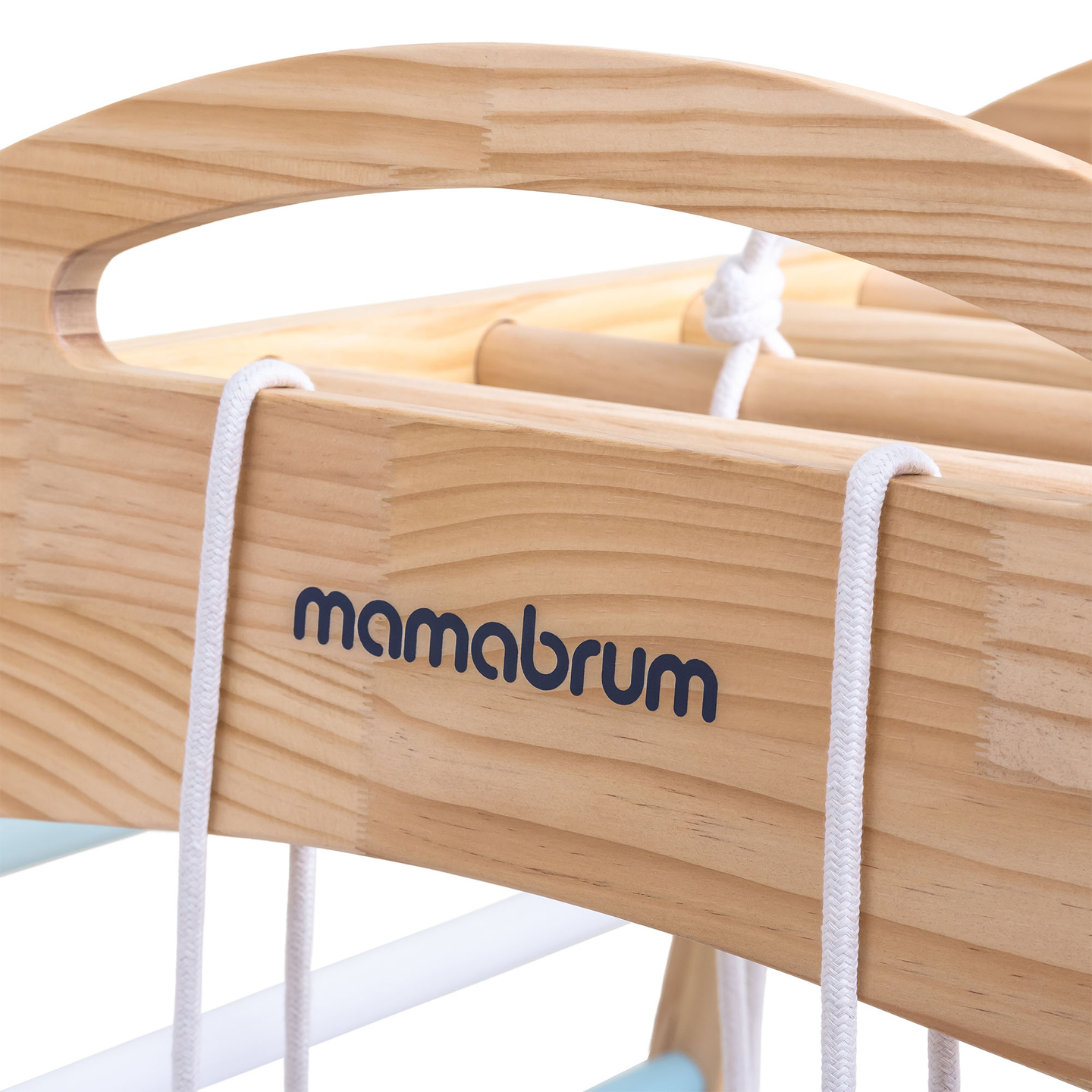 Leseno notranje igrišče z gugalnico, gimnastičnimi obroči in plezalno mrežo