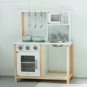 Lesena otroška kuhinja z mikrovalovno pečico