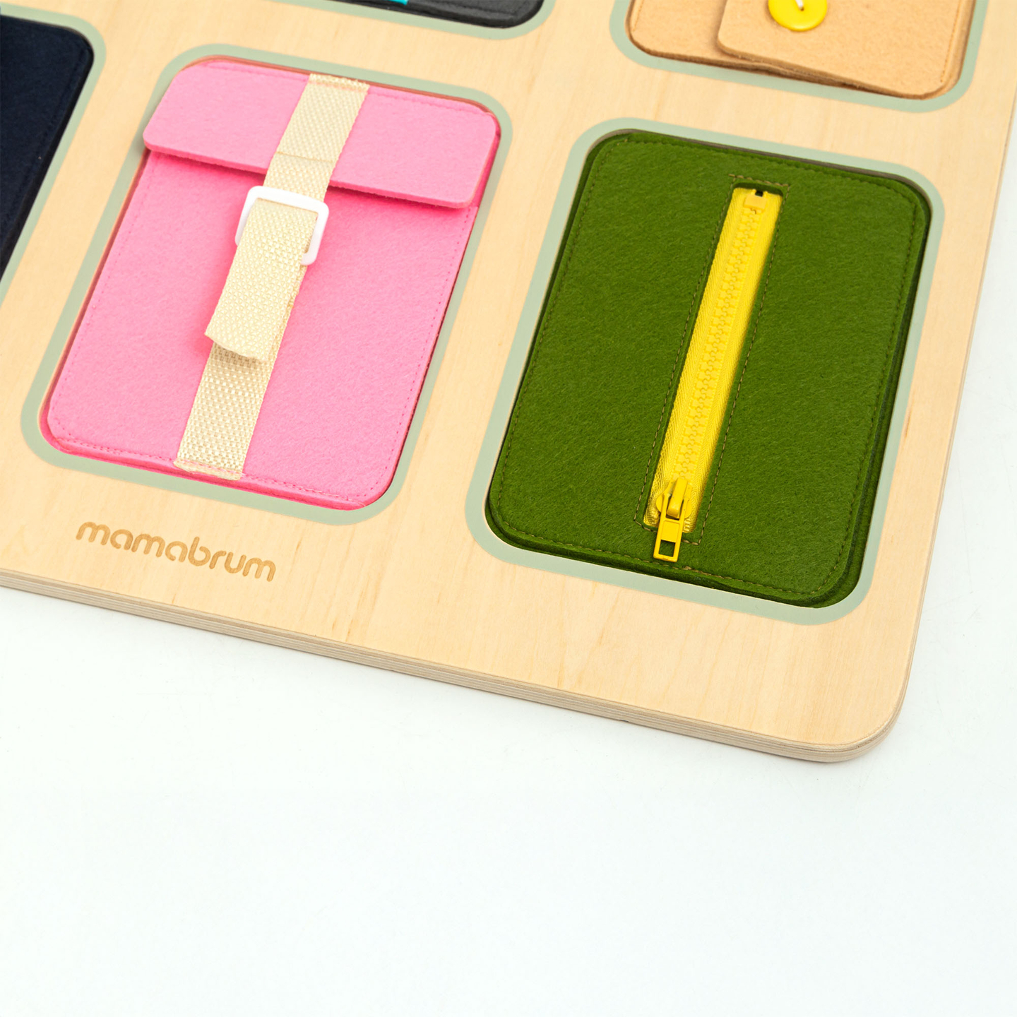 Lesena Montessori manipulativna tabla – senzorično učenje samostojnosti – vezalke, zaponke, gumbi, gumbi za zadrgo