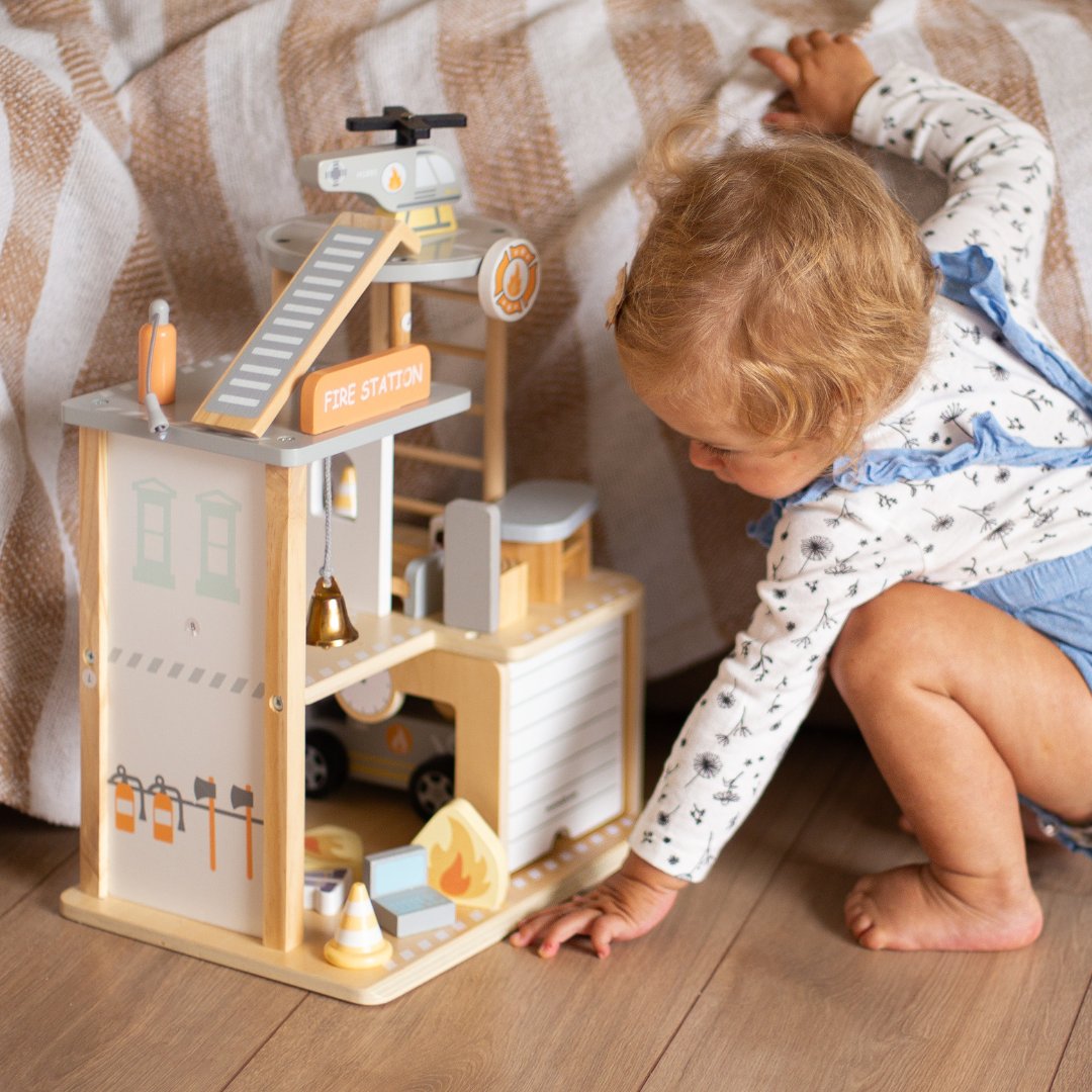 Lesena gasilska postaja z dodatki, gasilska brigada