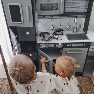 XXL lesena kuhinja z LED osvetlitvijo, predpasnikom in dodatki