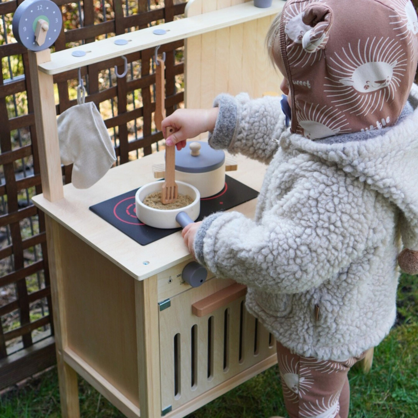 Lesena vrtna kuhinja z dodatki - naravni boho