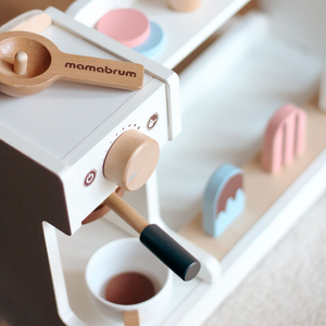 Lesena sladoledarna s kavnim avtomatom - kavarna z dodatki