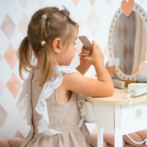 Lesena toaletna mizica s stolčkom in dodatki