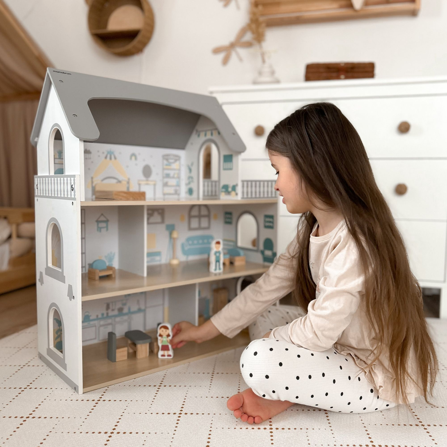 Bela lesena hišica za lutke s teraso in dodatki