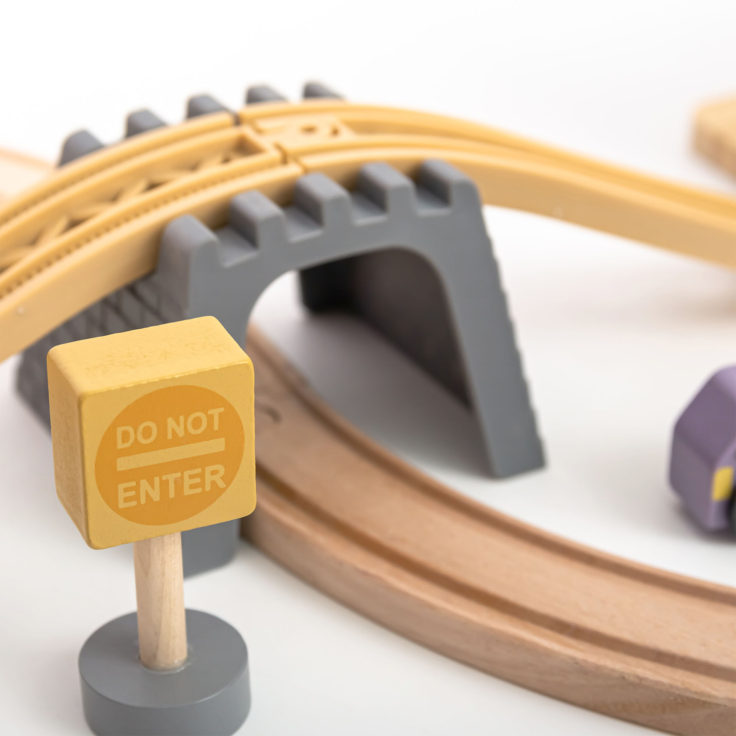 Lesena mestna železnica z električnim vlakom - premikajoči se žerjav, ladja, mostovi