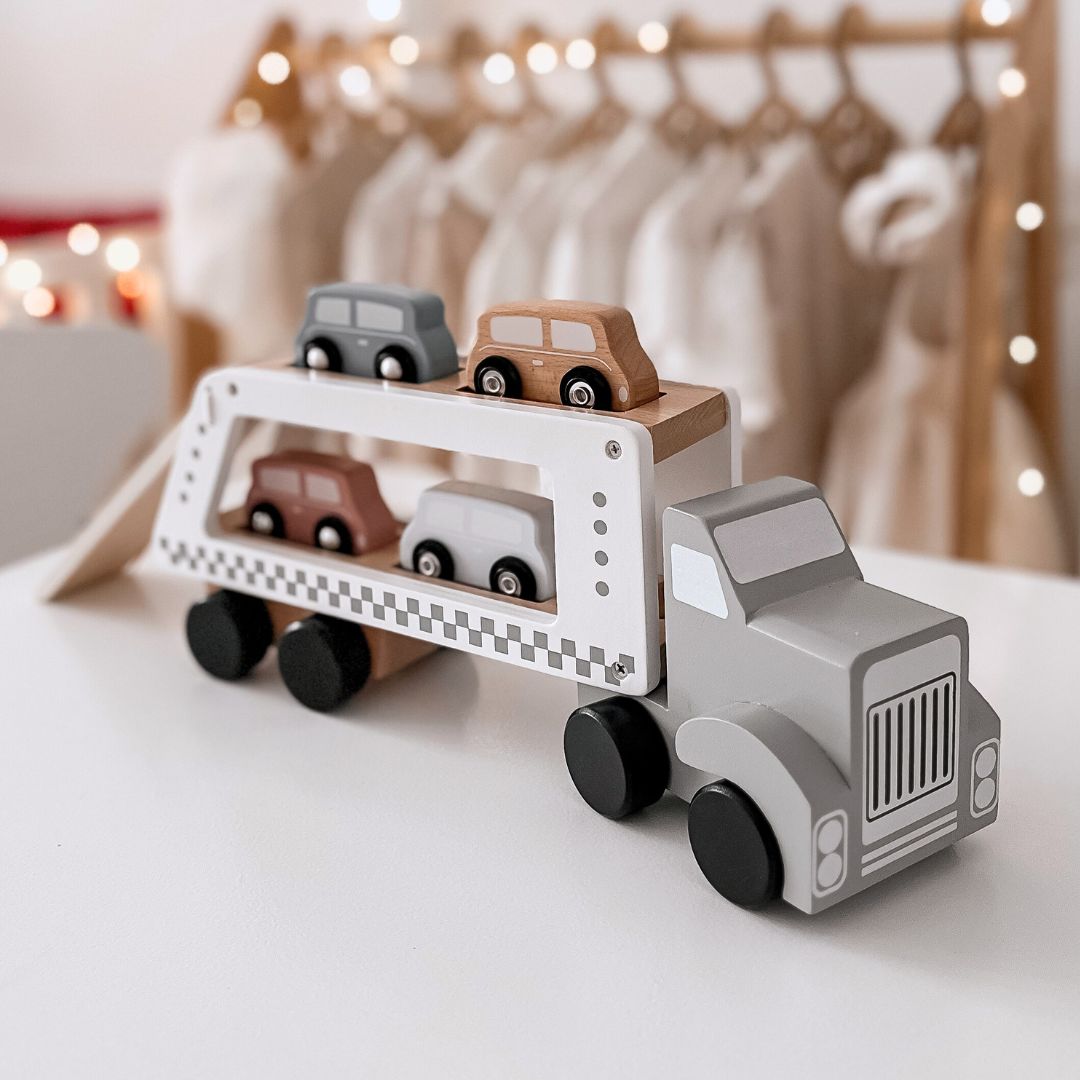 Lesen tovornjak s prikolico s 4 avtomobili