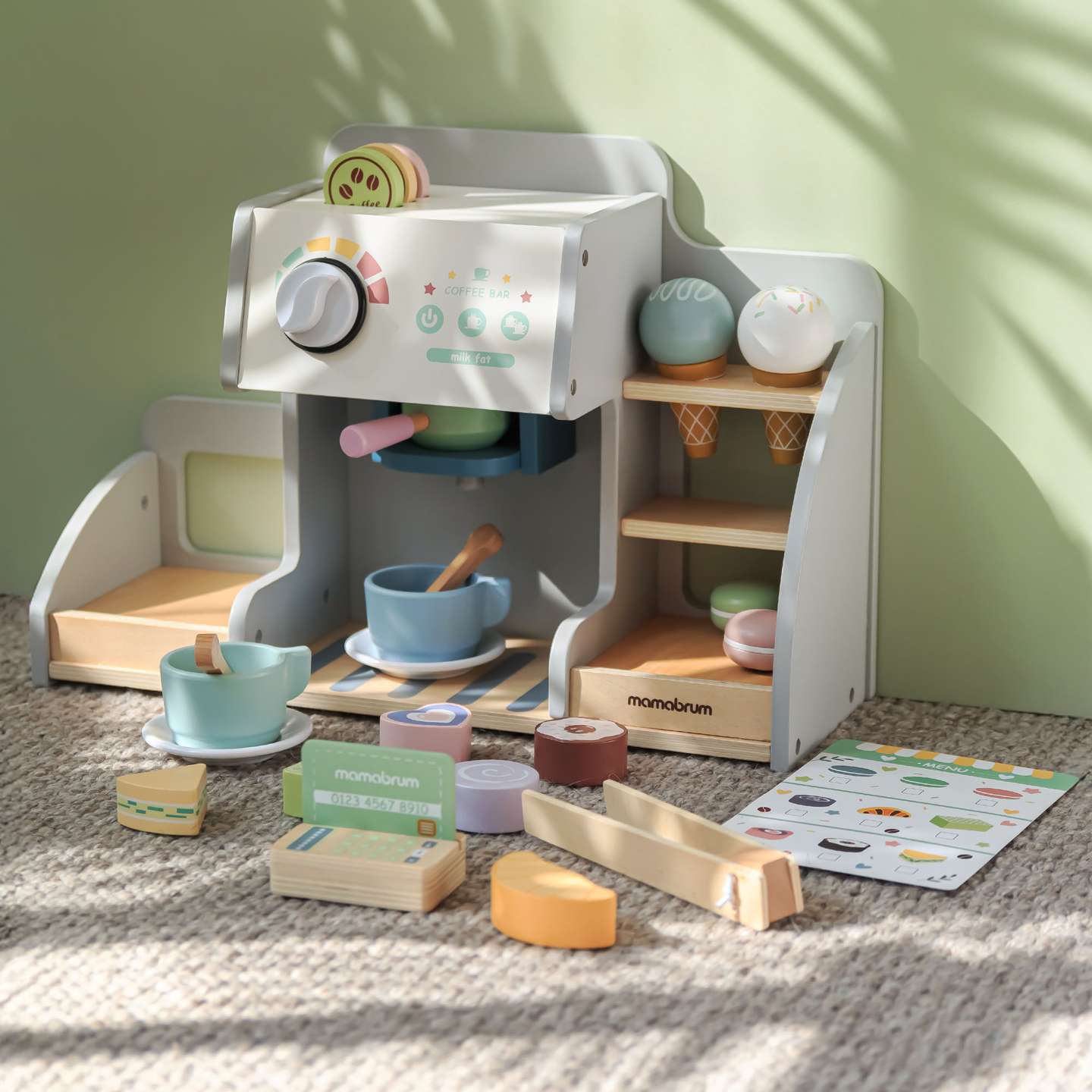 Velika lesena sladoledarna z magnetno tablo, aparatom za kavo ter setom za sladoled in sladice - več kot 70 kosov!