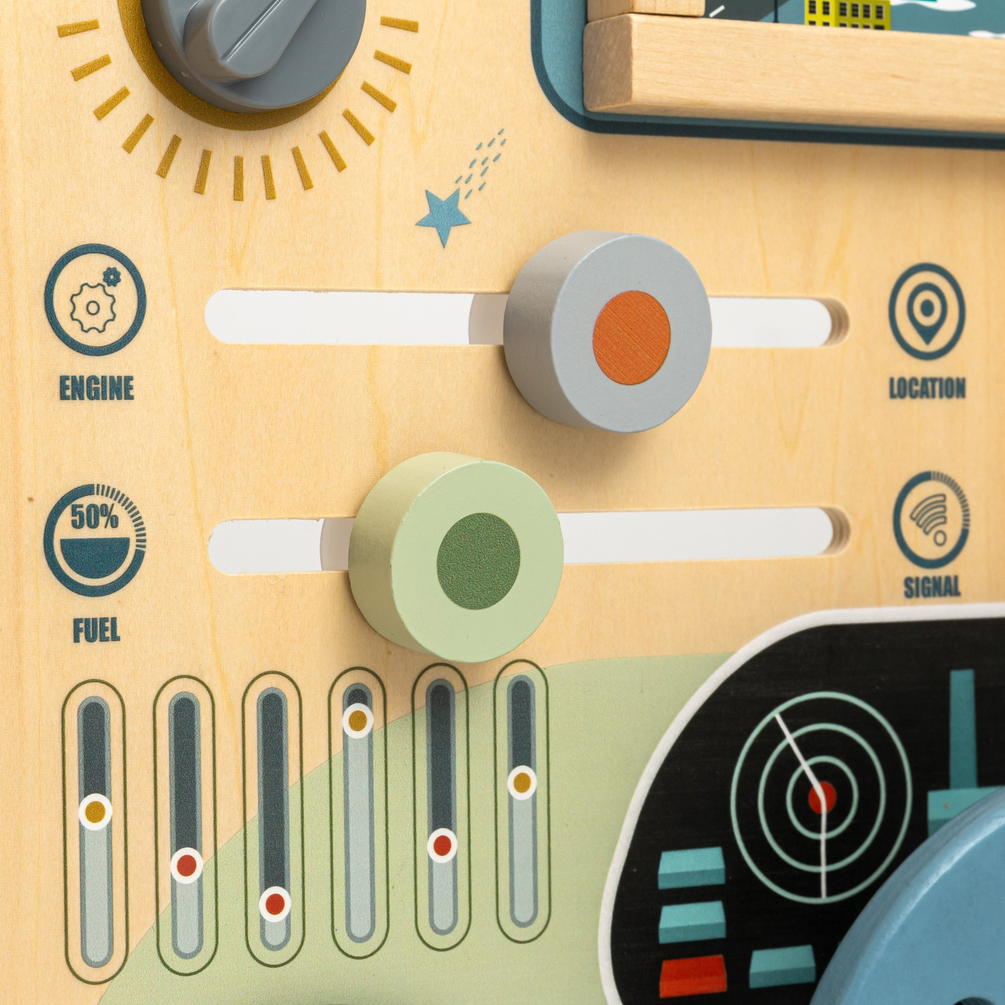 Lesena Montessori tabla 2 v 1 kokpit za malega voznika in pilota – volan, prestavna ročica, potovalni zemljevidi, radar