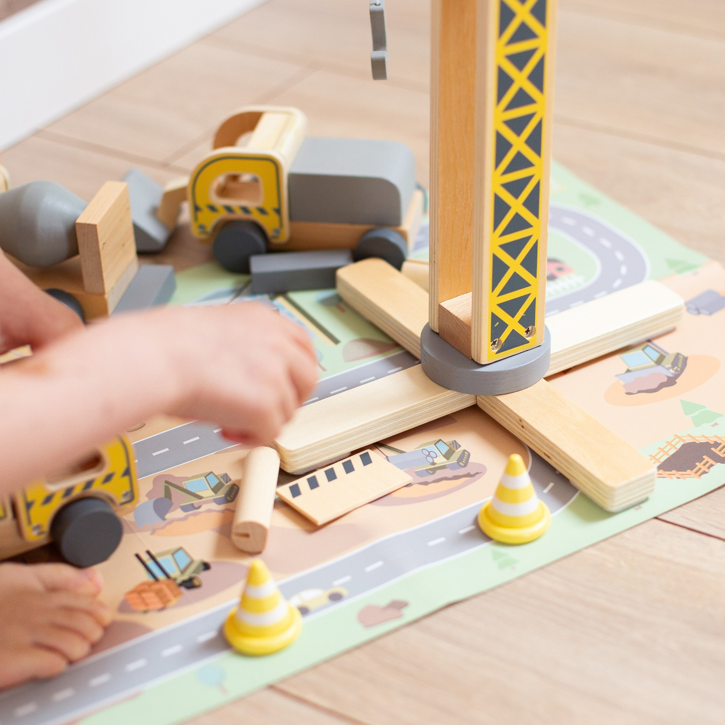 Leseno gradbišče z velikim mobilnim žerjavom in vozili, stolpni žerjav