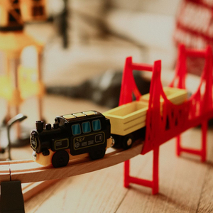 Lesena železnica, vlak na baterije - Mesto: tiri, avtomobili, most, letališče