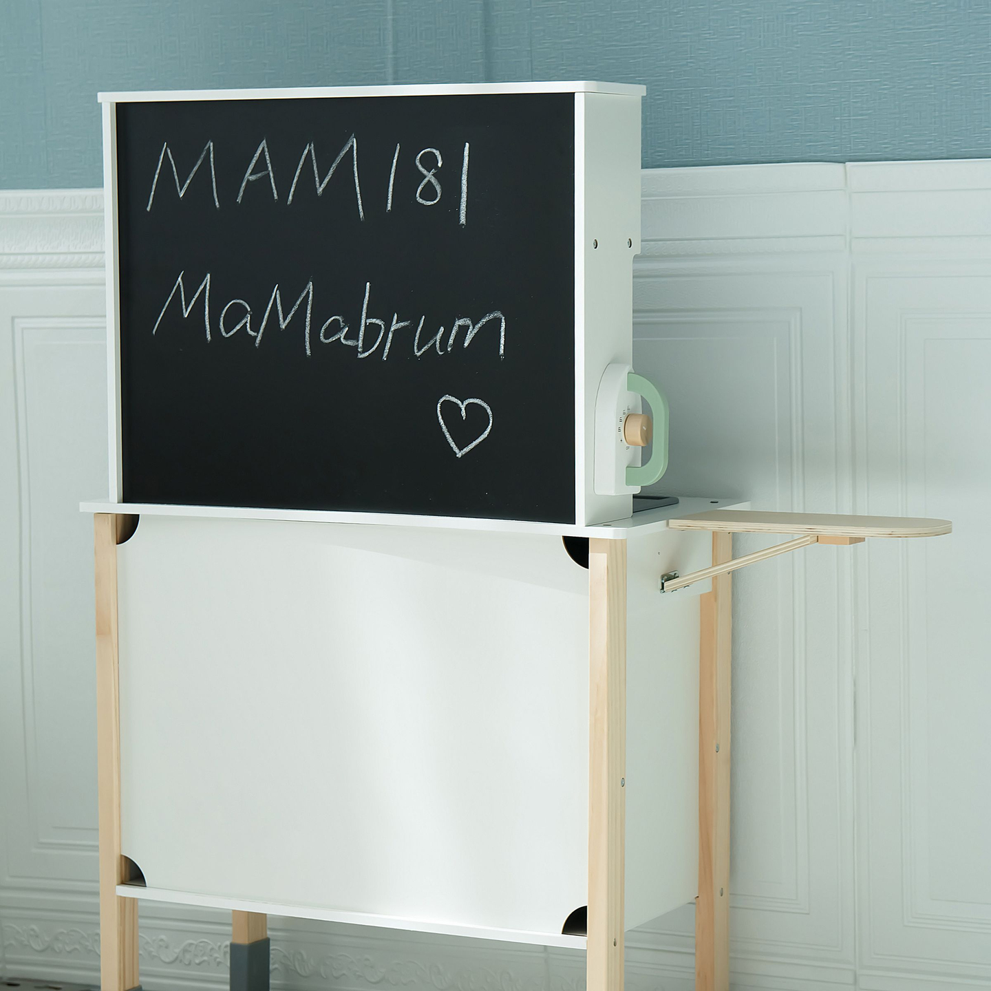 Interaktivna kuhinja s pralnim strojem, pomivalnim strojem in tablo