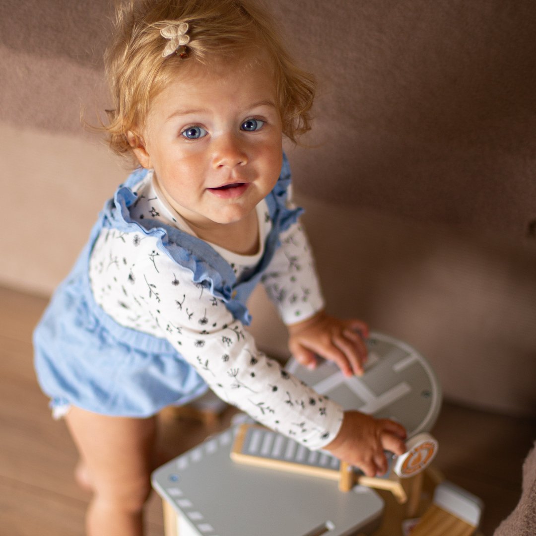 Lesena gasilska postaja z dodatki, gasilska brigada