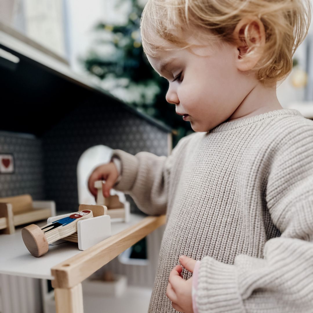 Bela lesena hišica za lutke z dodatki 18 kosov.